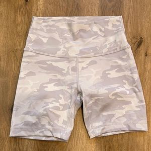 NWOT Lululemon wunder under